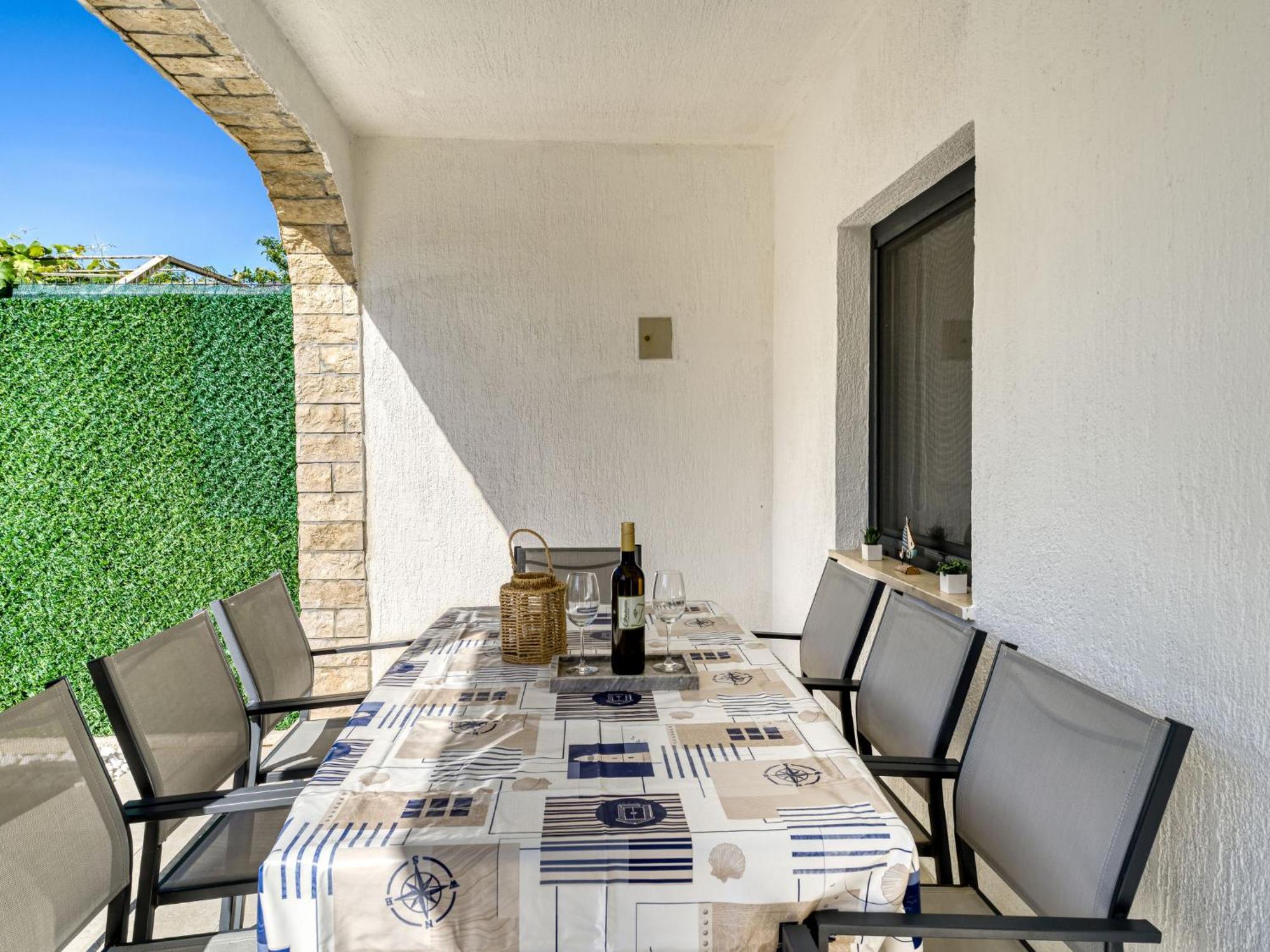 Domagoj - Mlk320 By Interhome