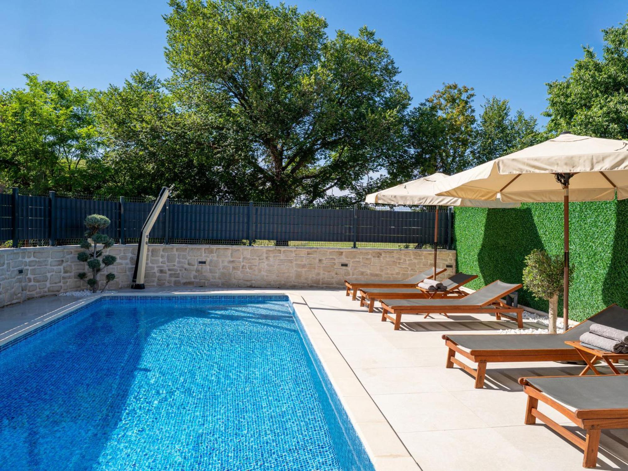 Domagoj - Mlk320 By Interhome *